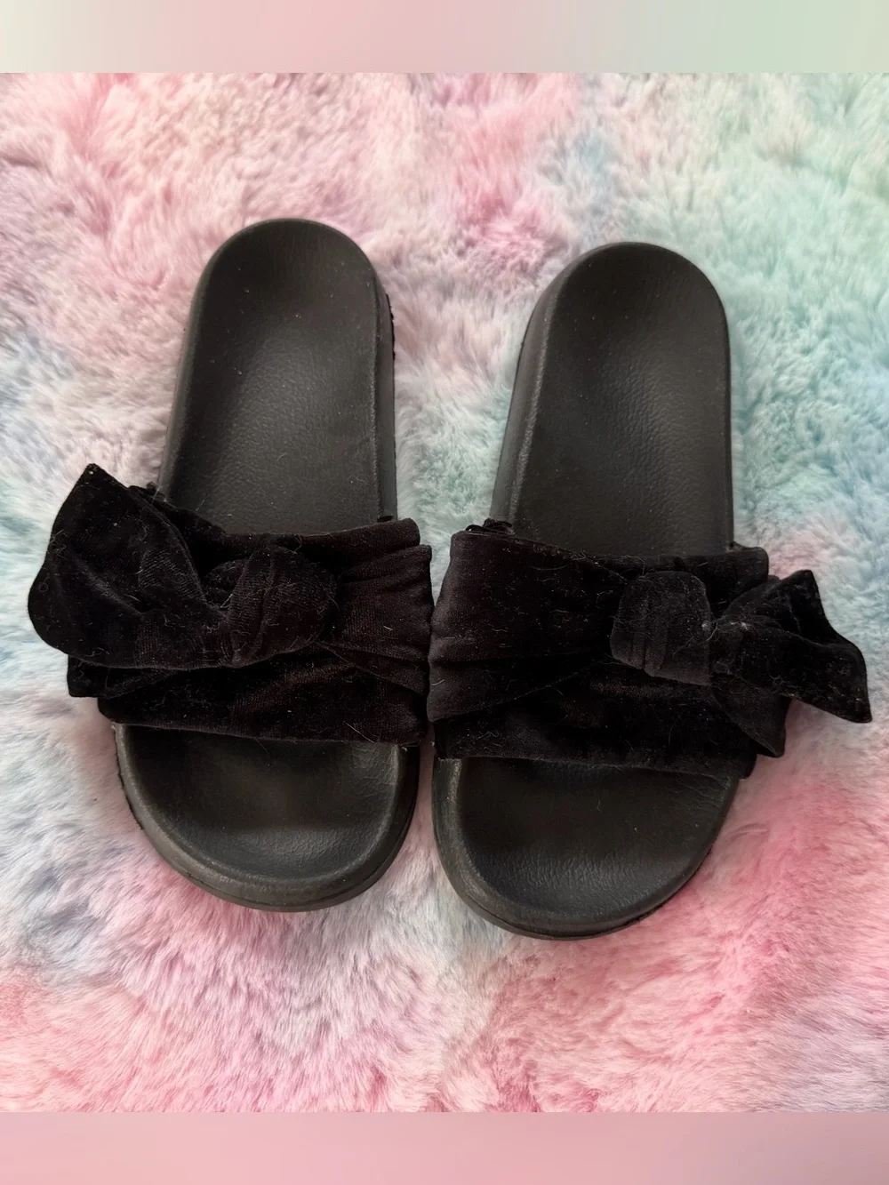 Black bow slides